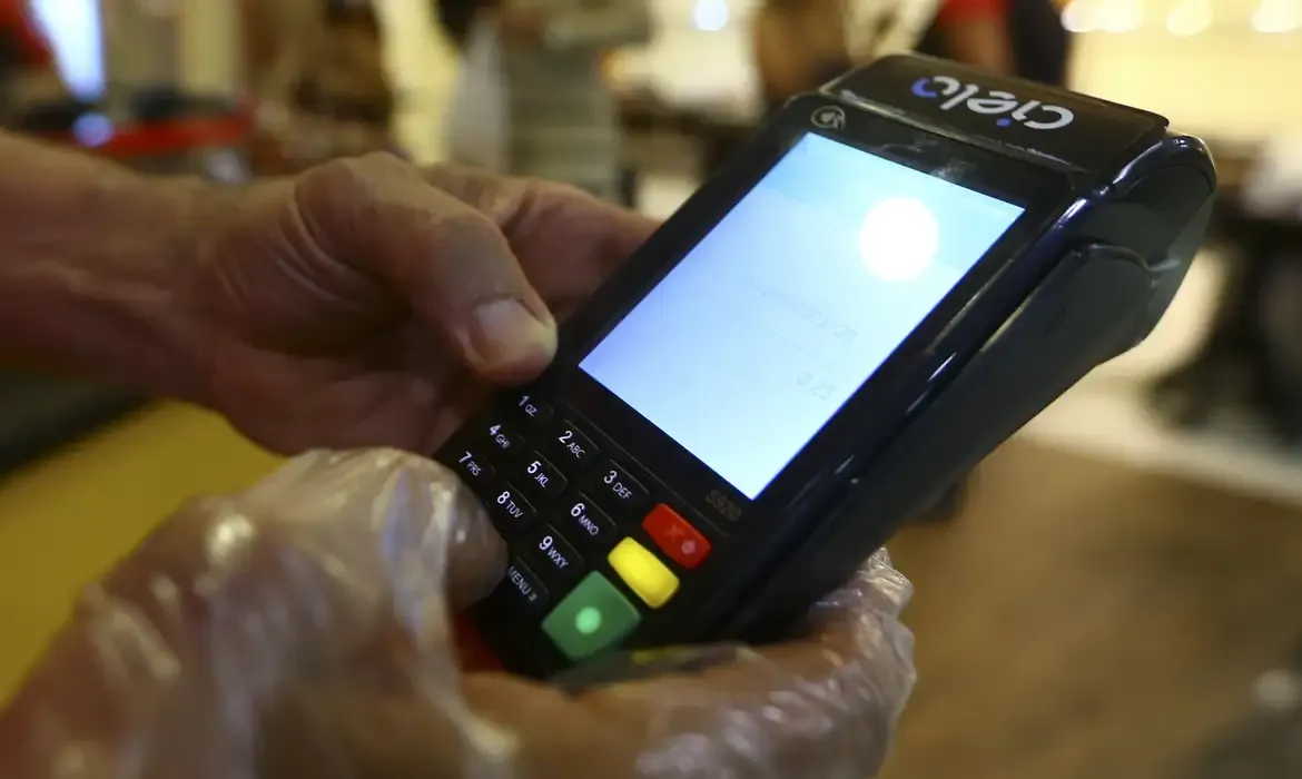 Pesquisa da CNC aponta que 84,6% das famílias endividadas utilizam cartão de crédito. Foto: Marcelo Camargo/Agência Brasil