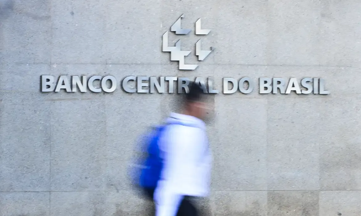 Banco espera redução para 14,25% após arrefecimento do conflito no Oriente Médio; risco de alta dos alimentos por El Niño mantém incertezas. Foto: Marcello Casal Jr/Agência Brasil