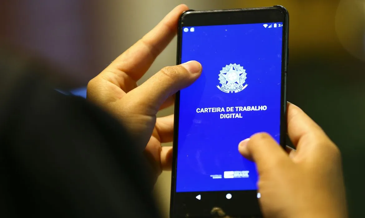 Receio com o médio prazo no mercado de trabalho e os juros altos seguram o consumo imediato das famílias. Foto: Marcelo Camargo/Agência Brasil
