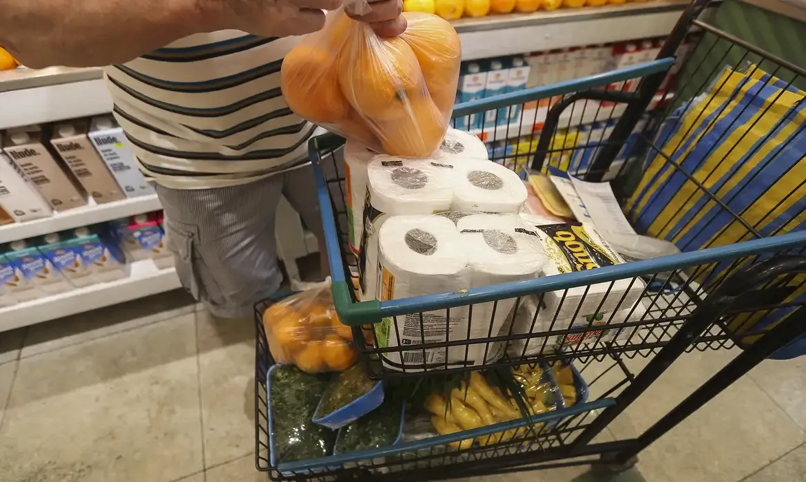 Queda no preço dos alimentos alivia o índice acumulado em 12 meses para 4,44%. Foto: Valter Campanato/Agência Brasil