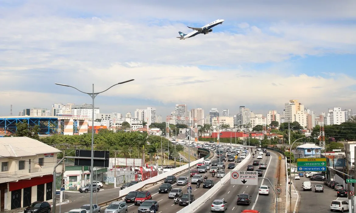 Queda nas passagens aéreas e na energia elétrica residencial lideram o alívio. Foto: Rovena Rosa/Agência Brasil