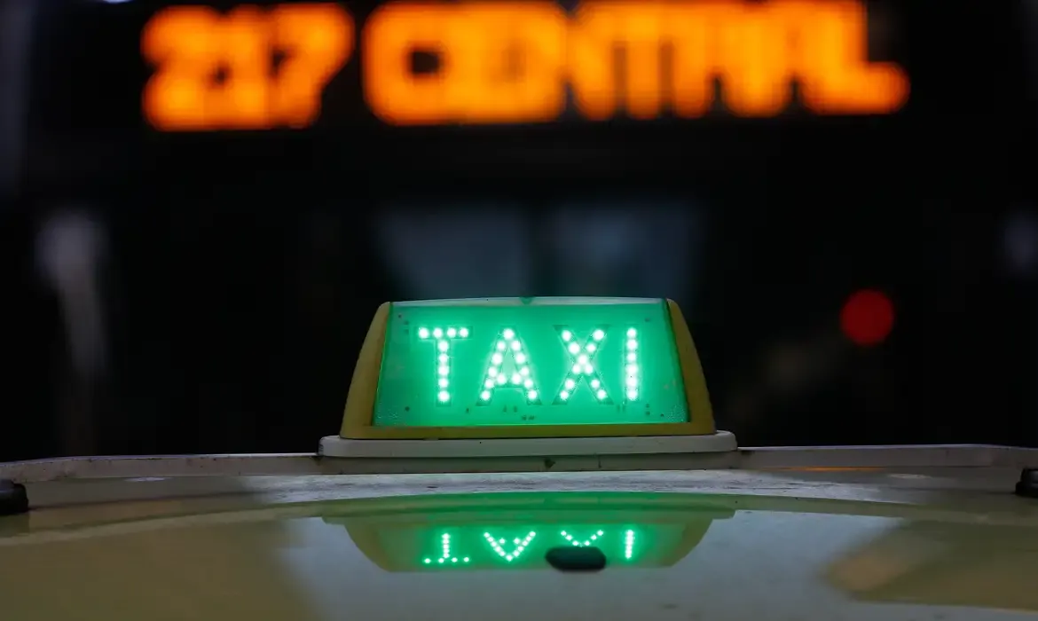 Após baixa adesão, programa de financiamento para taxistas e motoristas de apps sobe para R$ 200 mil