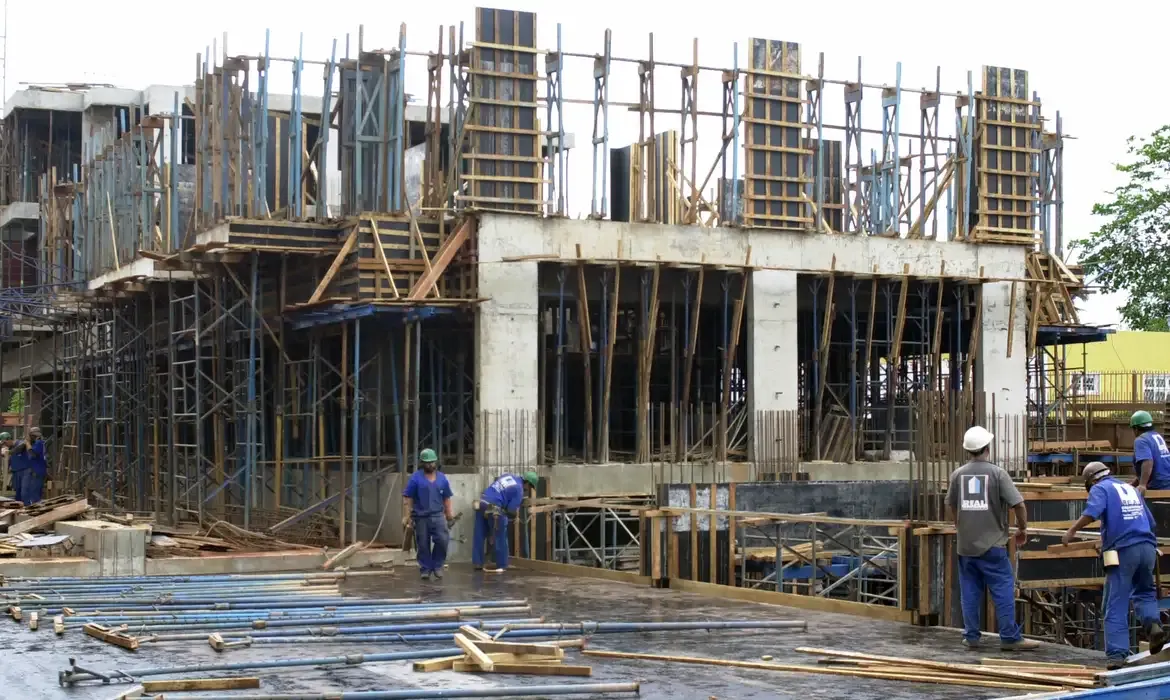 Construção recua 0,4% no segundo trimestre, mas cresce 1,1% no semestre