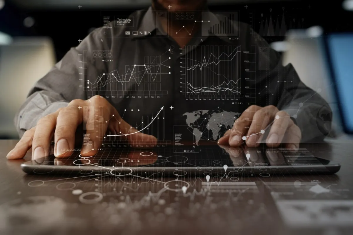 Mercado brasileiro de tecnologia enfrenta uma contradição: faltam profissionais enquanto salários chegam a R$ 27 mil